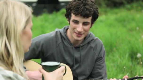 Jeune Femme Chantant Jeune Homme Jouant Guitare Pour Des Amis — Video