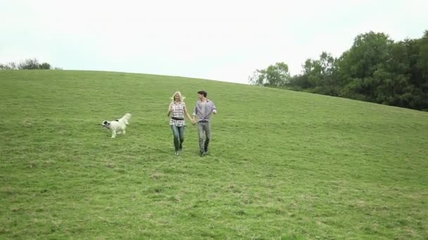 Pareja Joven Perro Paseando Campo — Vídeo de stock