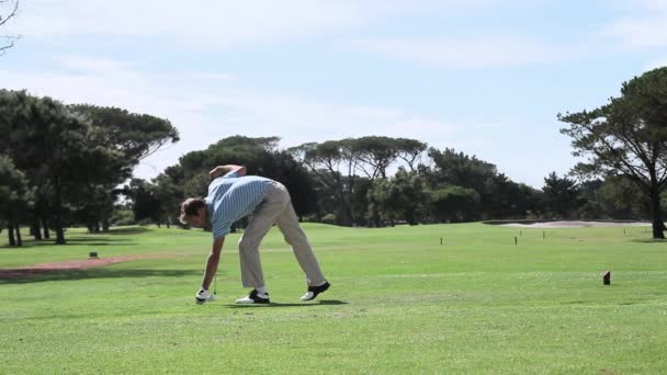 Zijaanzicht Van Mens Spelen Golf Golfbaan — Stockvideo