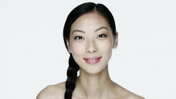 若い女性でなでる顔のメイクアップ ブラシ — ストック動画