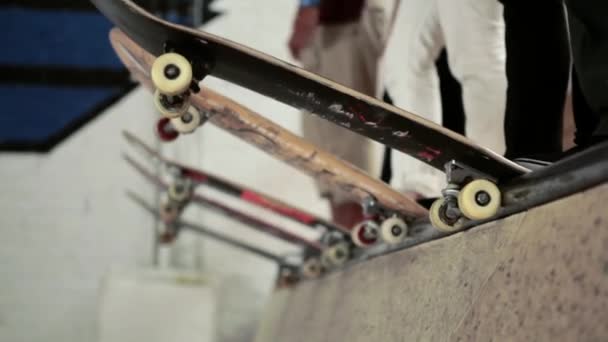 Πίνακες Παρατάσσονται Στο Skatepark — Αρχείο Βίντεο