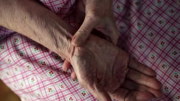 年配の女性両手をこすりのクローズ アップ — ストック動画