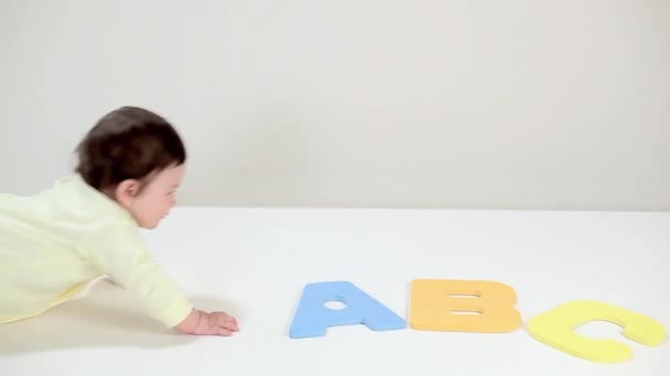 Menino Brincando Com Blocos Alfabeto Brinquedo — Vídeo de Stock