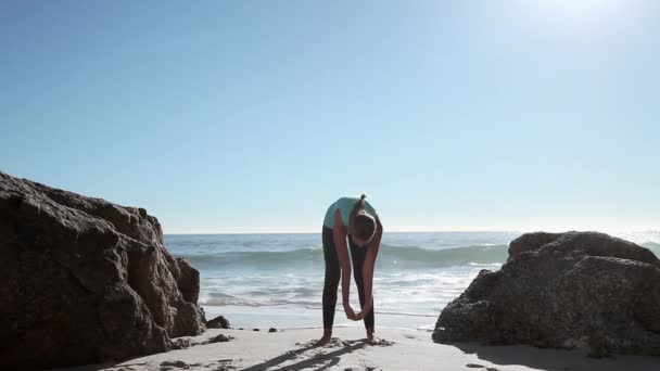 Mujer Joven Haciendo Yoga Playa — Vídeo de stock