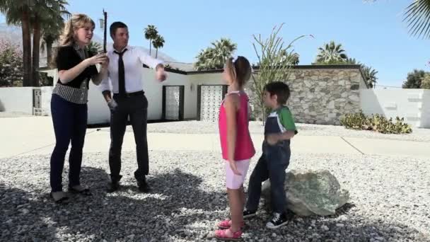 Familia Con Dos Hijos Tomando Fotos Fuera Casa — Vídeos de Stock