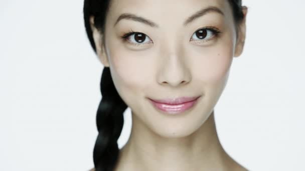 Young Woman Using Eyebrow Comb — Stock Video