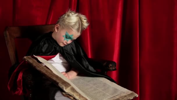 Jong Meisje Verkleed Als Wizard Lezen Boek Spreuken — Stockvideo