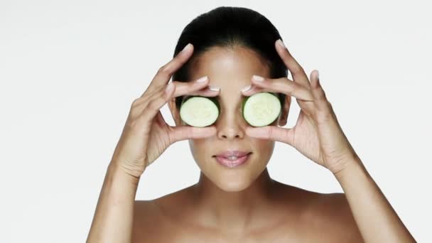 Mujer Sosteniendo Rodajas Pepino Sobre Los Ojos — Vídeos de Stock