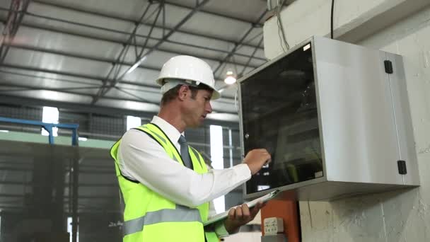 Hombre Maduro Inspeccionando Equipos Fábrica — Vídeos de Stock