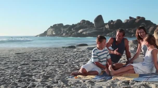 Rodzina Plaży Dobrze Się Bawi — Wideo stockowe