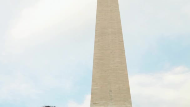 Menina Olhando Para Monumento Washington Inclinação Para Baixo — Vídeo de Stock