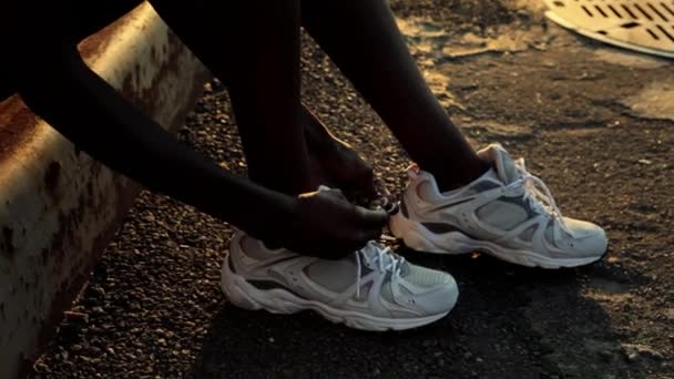 Vue Latérale Lacets Attachants Pour Coureur Sur Trottoir — Video