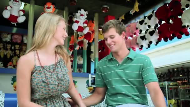 Couple Adolescent Datant Parc Attractions — Video