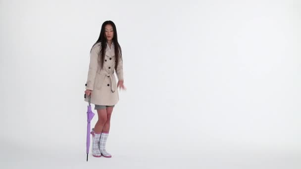 Kobieta Patrząc Górę Otwarcie Parasola Białym Tle — Wideo stockowe