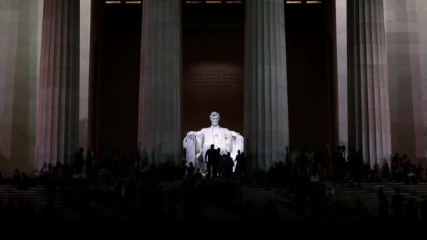 Personer Som Använder Blixtfotografering Vid Lincoln Memorial Natten — Stockvideo