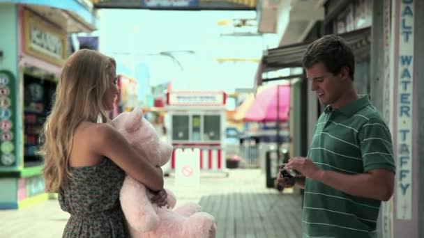 十几岁的男孩正在拍照的泰迪熊的女朋友 — 图库视频影像