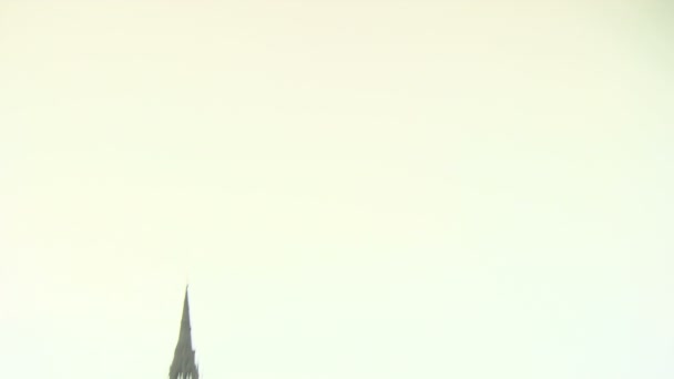 相机从天空放大 以查看议会和河流泰晤士河的房子 — 图库视频影像