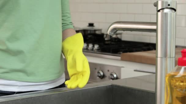 Женщина Моет Посуду Снимает Резиновые Перчатки — стоковое видео