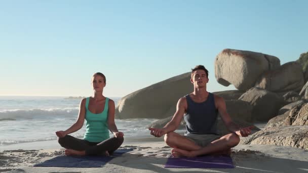 Pareja Joven Haciendo Yoga Playa — Vídeos de Stock