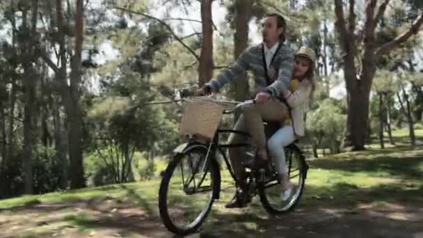 Pareja Joven Montando Una Bicicleta Bosque — Vídeos de Stock