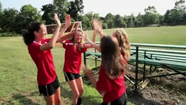 Glada Kvinnliga Fotbollslag — Stockvideo