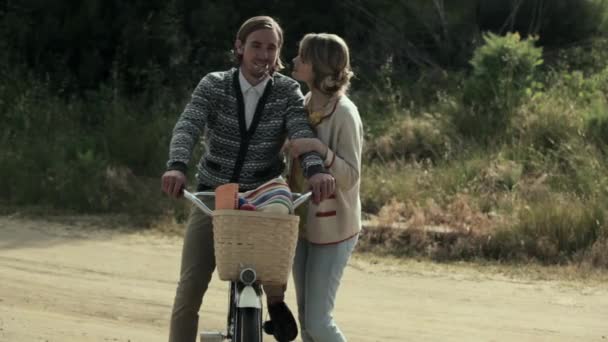 Junges Paar Küsst Sich Als Junger Mann Auf Dem Fahrrad — Stockvideo