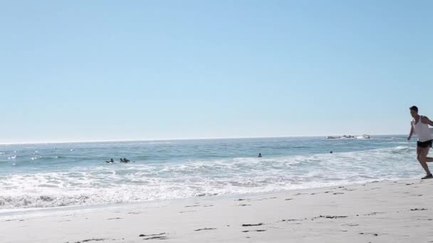 Vista Lateral Jovem Casal Correndo Praia — Vídeo de Stock