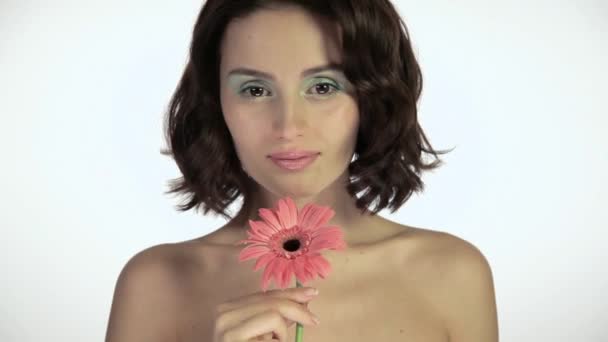 Красива Молода Жінка Квіткою Білому Тлі — стокове відео