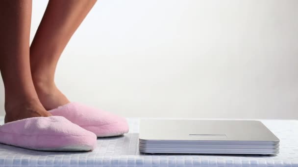 Primer Plano Mujer Saliendo Zapatillas Escamas — Vídeo de stock