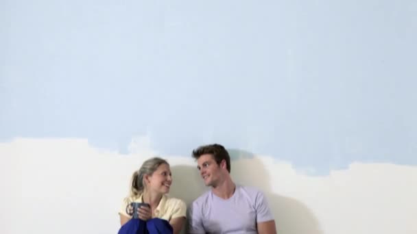 Casal Jovem Fazendo Uma Pausa Decoração Inclinação Para Baixo — Vídeo de Stock