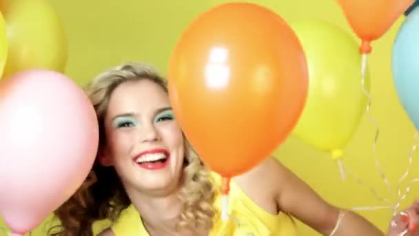 Gelukkig Jonge Vrouw Met Ballonnen Gele Achtergrond — Stockvideo