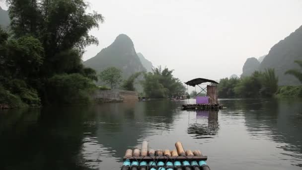 Китай Yangshuo Пліт Подорожей Річці Yulong — стокове відео