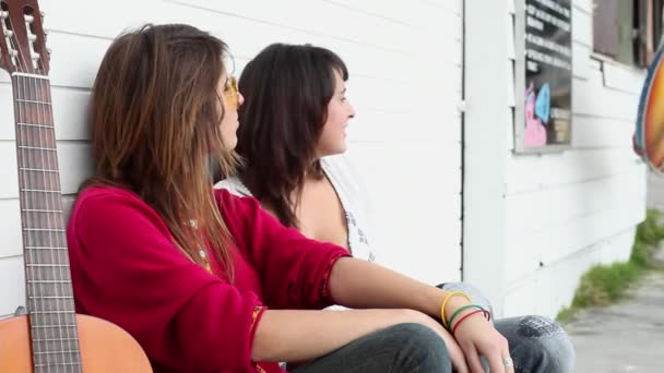 Meninas Assistindo Jovem Passar Rindo — Vídeo de Stock