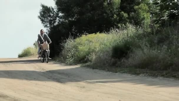 Ungt Par Ridning Cykel Landsbygden — Stockvideo