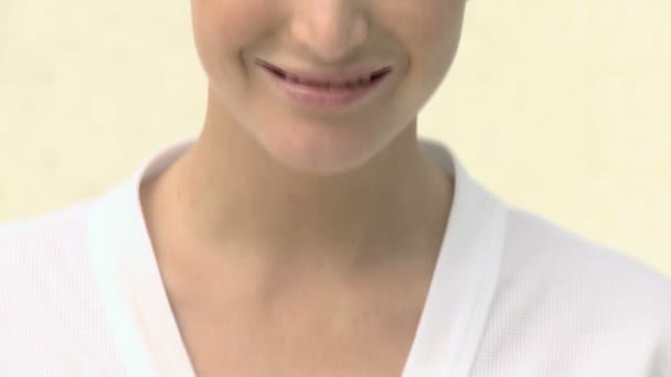 Jonge Vrouw Met Bloem Haar Lachend Camera — Stockvideo