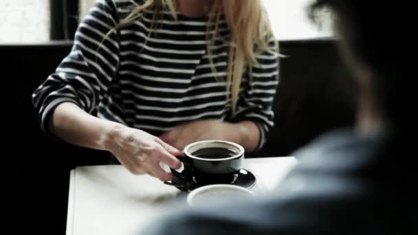 Casal Tomando Café Conversando — Vídeo de Stock