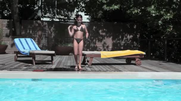 Menina Pulando Piscina — Vídeo de Stock