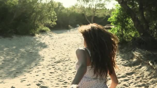 Pohled Zezadu Tři Mladí Přátelé Běžící Písku — Stock video