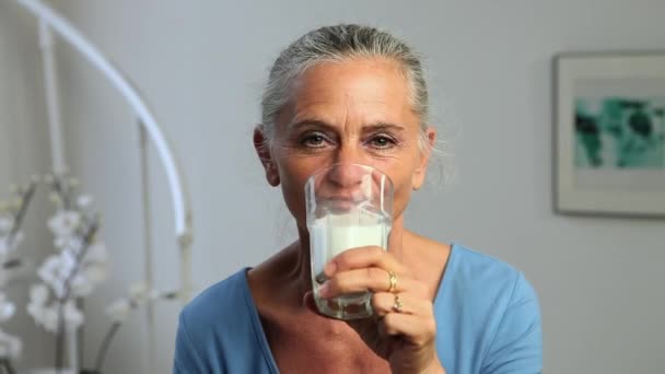 Mujer Madura Bebiendo Leche Sonriendo — Vídeo de stock