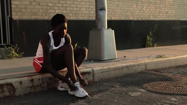 Kadın Atlet Kaldırımda Ayakkabı Bağcığı Bağlama — Stok video