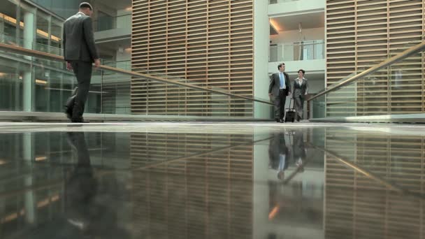 オフィスビルの歩道上のビジネスマン — ストック動画