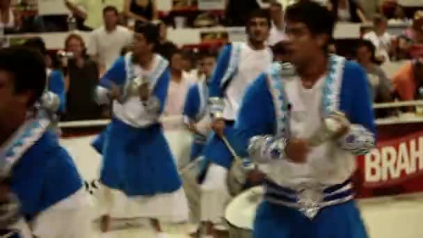 Gualeguaychu Karnaval Geçidinde Erkek Vurmalı Müzisyenler Dansçılar Arjantin — Stok video