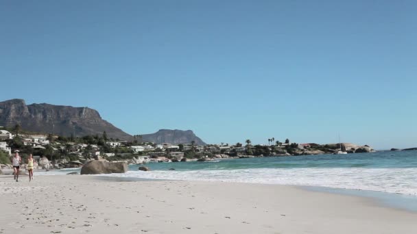 Vista Frontale Della Giovane Coppia Che Jogging Sulla Spiaggia — Video Stock