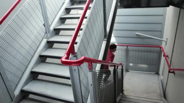 Jovem Correndo Escadas Acima — Vídeo de Stock