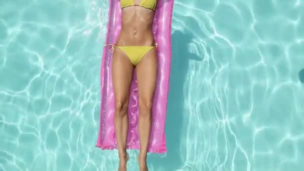 Žena Ležící Nafukovací Muž Plavání Pod Vodou Bazénu — Stock video
