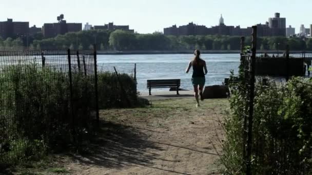 Kvinnan Kör Och Stoppa Till Andedräkt Floden — Stockvideo