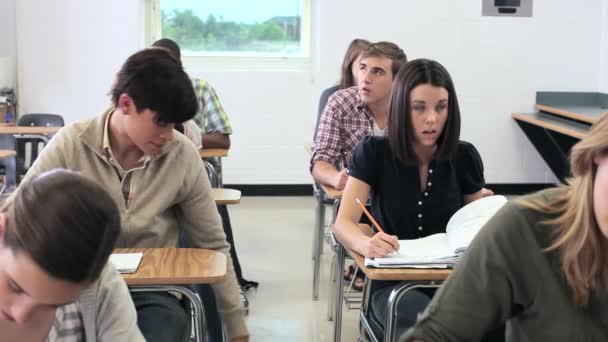 Estudantes Ensino Médio Que Saem Aula — Vídeo de Stock