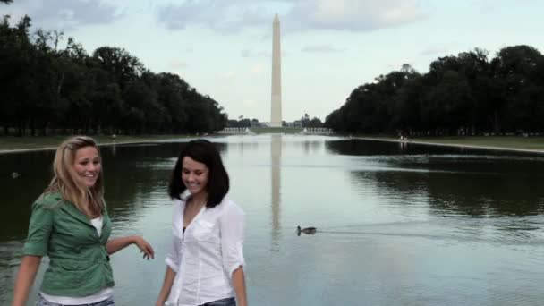 Amigos Tirando Fotografias Perto Monumento Washington — Vídeo de Stock