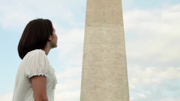 Fille Regardant Washington Monument Incliner Vers Haut — Video