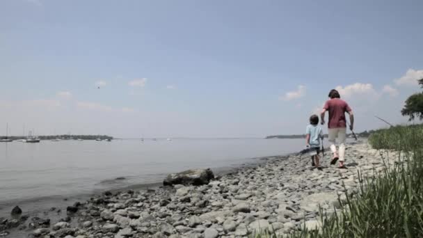 Padre Hijo Caminando Playa Con Cañas Pescar — Vídeos de Stock